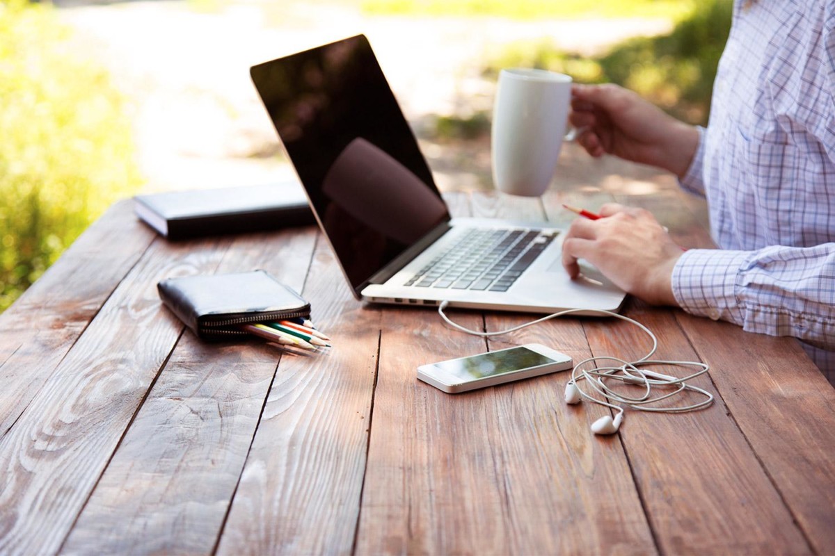 Line Carrier Customer Service Platform 8 Outsourced PBX service allows resources to be allocated more effectively.